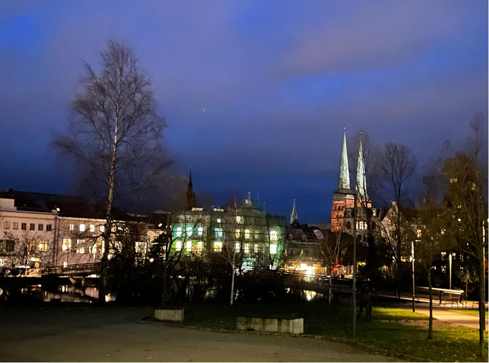 Lübecker Altstadt bei Nacht mit beleuchteten Kirchtürmen