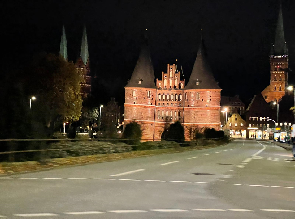 Holstentor bei Nacht