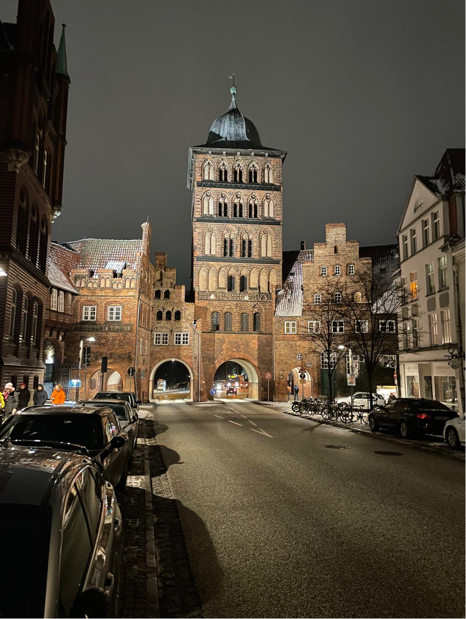 Burgtor Lübeck bei Nacht