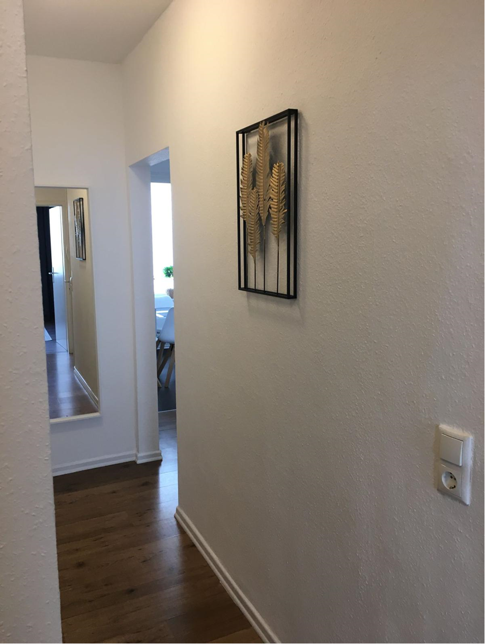 Heller Flur mit Wanddekoration
