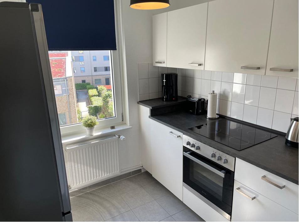 Voll ausgestattete Küche mit Backofen