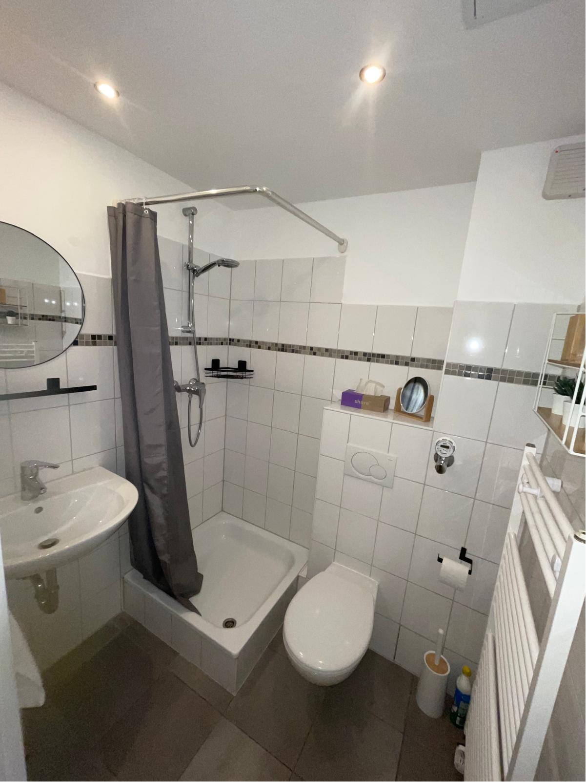 Modernes Badezimmer mit Dusche und WC