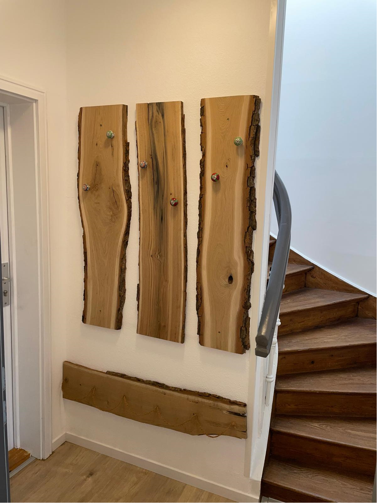 Rustikale Garderobe aus Naturholz im Treppenhaus